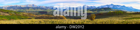 weiten Panoramablick auf den bunten Bergen von Colorado Laub Saison Stockfoto