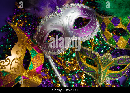 Festliche Gruppierung von Karneval, Venedig oder Karneval Maske auf lila Hintergrund Stockfoto