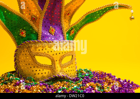 Eine festliche, bunte Mardi Gras oder Karneval Maske auf einem gelben Hintergrund. Venezianische Masken. Stockfoto