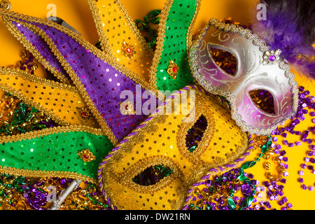 Eine festliche, bunte Gruppe von Fastnacht oder Karneval Maske auf einem gelben Hintergrund. Venezianische Masken. Stockfoto