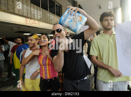 Rio De Janeiro, Brasilien. 25. Februar 2014. Venezolaner in Brasilien leben inszeniert einen Protest gegen den derzeitigen Präsidenten von Venezuela Nicolás Maduro, die Demonstration fand vor dem Konsulat Büro von Venezuela im zentralen Bereich der Stadt, Demonstranten skandierten den Namen des ehemaligen Präsidenten Hugo Chavez (Foto von Fabio Teixeira / Pacific Press/Alamy Live News) Stockfoto