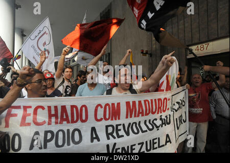 Rio De Janeiro, Brasilien. 25. Februar 2014. Venezolaner in Brasilien leben inszeniert einen Protest gegen den derzeitigen Präsidenten von Venezuela Nicolás Maduro, die Demonstration fand vor dem Konsulat Büro von Venezuela im zentralen Bereich der Stadt, Demonstranten skandierten den Namen des ehemaligen Präsidenten Hugo Chavez (Foto von Fabio Teixeira / Pacific Press/Alamy Live News) Stockfoto