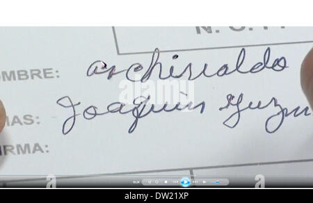 Mexiko-Stadt. 25. Februar 2014. Bild zur Verfügung gestellt von Mexikos Attorney General Office (PGR), am 25. Februar 2014, Autogramme von Joaquín "El Chapo" Guzman, während die wissenschaftlichen Tests zum Nachweis seiner Identität in Mexiko-Stadt, Hauptstadt von Mexiko zeigen. Der Sinaloa-Kartell-Führer wurde ein Wangenschleimhautabstrich, ein Phisiognomic Identität Arbeitszimmer und einen Test von 10 Fingerabdrücke unterzogen. Bundesgerichte in Mexiko Dienstag angeklagt formal Joaquín "El Chapo" Guzman, der erfassten Wassertruppführer das Drogenkartell Sinaloa, organisierte Kriminalität und Drogenhandel. Bildnachweis: Mexikos Attorney General Office/Xinhua/Alamy Live-Nachrichten Stockfoto