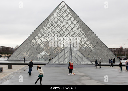 Die Pyramide des Louvre an einem bewölkten Tag in Paris Frankreich Stockfoto