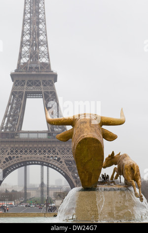 Stier Skulptur The Trocodero Palais de Chaillot mit Blick auf den berühmten Eiffelturm Paris Frankreich Stockfoto