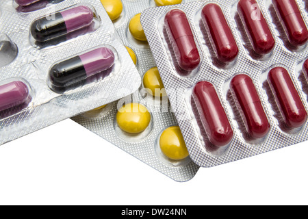 bunte Kapseln und Pillen Closeup auf weiß Stockfoto