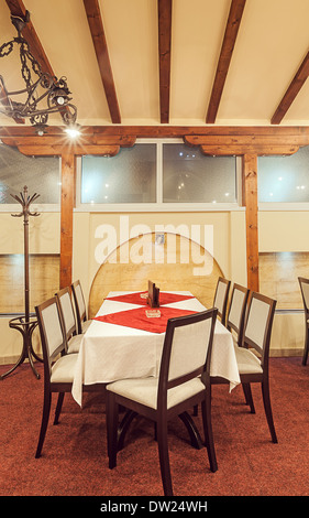 Innenraum eines modernen Restaurants. Leeren Raum mit Möbeln und alten Metall Kronleuchter, gemischt mit modernen Vintage-Design. Stockfoto