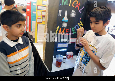 Vancouver, Kanada. 25. Februar 2014. Ein Schüler zeigt ein chemisches Experiment während der 11. Wissenschaft Jam in Richmond, Kanada, 25. Februar 2014. Ca. 1.100 Schüler aus 14 Grundschulen nahmen an der 11. jährliche Wissenschaft Jam. Diese größte nicht-kompetitiver Messe in Britisch-Kolumbien boten Möglichkeiten der jungen Wissenschaftlerinnen und Wissenschaftlern zu zeigen und teilen ihre Erkenntnisse der Wissenschaft und Experimente. © Liang Sen/Xinhua/Alamy Live-Nachrichten Stockfoto