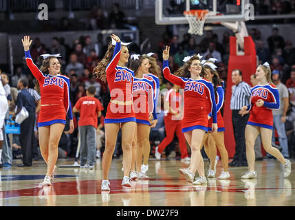 Southern Methodist Mustangs Cheerleader führen bei einer NCAA Männer Basketball-Spiel zwischen den UCONN Huskies und die SMU Mustangs, Samstag, 4. Januar 2014 @ Moody Coliseum in Dallas, Texas. Stockfoto