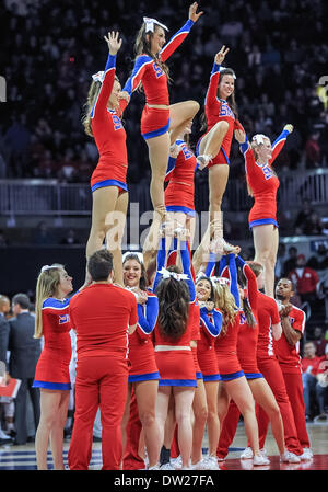 Southern Methodist Mustangs Cheerleader führen bei einer NCAA Männer Basketball-Spiel zwischen den UCONN Huskies und die SMU Mustangs, Samstag, 4. Januar 2014 @ Moody Coliseum in Dallas, Texas. Stockfoto