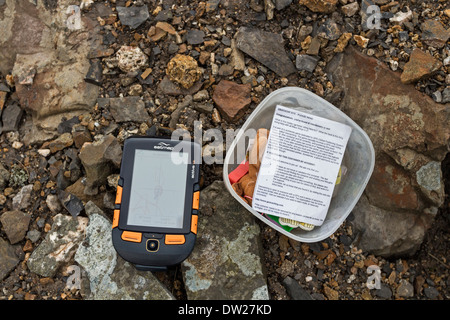 Geocache und Satmap Active 12 GPS-Gerät. Stockfoto