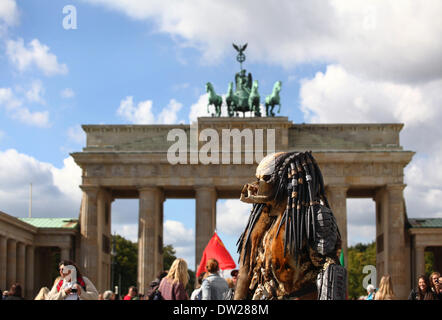 Ein Mann, gekleidet wie eine Monster wartet auf Touristen am Brandenburger Tor in Berlin, 17. September 2013. Es kommen immer mehr Touristen Berlin. Das Foto ist Teil einer Serie über den Tourismus in Berlin. Foto. Wolfram Steinberg dpa Stockfoto