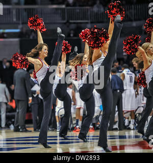 Southern Methodist Mustangs Cheerleader führen bei einer NCAA Männer Basketball-Spiel zwischen den UCONN Huskies und die SMU Mustangs, Samstag, 4. Januar 2014 @ Moody Coliseum in Dallas, Texas. Stockfoto