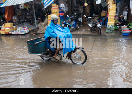 Motorrad im Regen in Duong Dong auf der Insel Phu Quoc Stockfoto