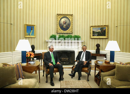 Washington, DC, USA. 25. Februar 2014. United States President Barack Obama (R) trifft sich mit Lautsprecher von der U.S. House von Representstivers John Boehner (Republikanische Ohio, L) im Oval Office des weißen Hauses in Washington, DC, USA, 25. Februar 2014. Präsident Obama und Lautsprecher Boehner getroffen, um ihre legislativen vorrangigen Themen. Bildnachweis: Alex Wong / Pool über CNP/Dpa/Alamy Live News Stockfoto