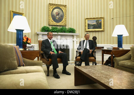 Washington, DC, USA. 25. Februar 2014. United States President Barack Obama (R) trifft sich mit Lautsprecher von der U.S. House von Representstivers John Boehner (Republikanische Ohio, L) im Oval Office des weißen Hauses in Washington, DC, USA, 25. Februar 2014. Präsident Obama und Lautsprecher Boehner getroffen, um ihre legislativen vorrangigen Themen. Bildnachweis: Alex Wong / Pool über CNP/Dpa/Alamy Live News Stockfoto