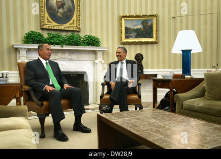 Washington, DC, USA. 25. Februar 2014. United States President Barack Obama (R) trifft sich mit Lautsprecher von der U.S. House von Representstivers John Boehner (Republikanische Ohio, L) im Oval Office des weißen Hauses in Washington, DC, USA, 25. Februar 2014. Präsident Obama und Lautsprecher Boehner getroffen, um ihre legislativen vorrangigen Themen. Bildnachweis: Alex Wong / Pool über CNP/Dpa/Alamy Live News Stockfoto