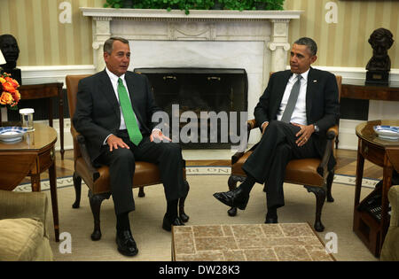 Washington, DC, USA. 25. Februar 2014. United States President Barack Obama (R) trifft sich mit Lautsprecher von der U.S. House von Representstivers John Boehner (Republikanische Ohio, L) im Oval Office des weißen Hauses in Washington, DC, USA, 25. Februar 2014. Präsident Obama und Lautsprecher Boehner getroffen, um ihre legislativen vorrangigen Themen. Bildnachweis: Alex Wong / Pool über CNP/Dpa/Alamy Live News Stockfoto