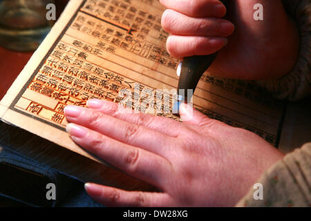 Yangzhou, China Jiangsu Provinz. 25. Februar 2014. Ein Arbeiter ist das Schnitzwerk an der Guangling antike Bücher drucken Society in Yangzhou, der ostchinesischen Provinz Jiangsu, 25. Februar 2014. Die Technik der Block drucken, mit einer Geschichte von mehr als 2.000 Jahren wurde als ein Staat immaterielles Kulturerbe von China im Jahr 2006 aufgeführt. Um die Technik besser zu schützen, wurde die Guangling alte Bücher drucken Gesellschaft in Yangzhou 1958 gegründet. Die Gesellschaft unterhält die einzige full Set des Blocks Drucktechnik in China. © Cui Genyuan/Xinhua/Alamy Live-Nachrichten Stockfoto