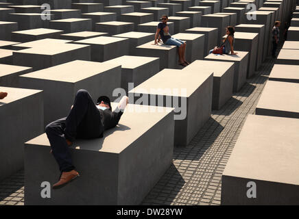 Junge internationale Touristen entspannen in der Holocaust-Monument in Berlin, 13. Juli 2013. Immer mehr Touristen kommen nach Berlin. Das Foto ist Teil einer Serie über den Tourismus in Berlin. Foto. Wolfram Steinberg dpa Stockfoto