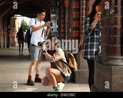 Eine Gruppe von asiatischen Touristen fotografieren an der Oberbaumbrücke in Berlin, 11. Juni 2013. Jedes Jahr kommen immer mehr Touristen in die deutsche Hauptstadt. Das Foto ist Teil einer Serie über den Tourismus in Berlin. Foto. Wolfram Steinberg dpa Stockfoto