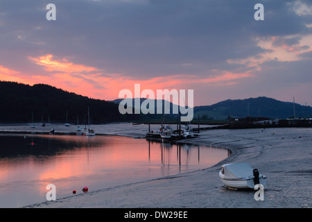 Sonnenuntergang über den rauen Firth von Kippford, ein kleines Küstendorf in Dumfries und Galloway Stockfoto