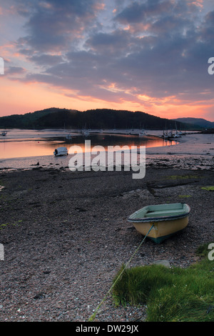 Sonnenuntergang über den rauen Firth von Kippford, ein kleines Küstendorf in Dumfries und Galloway Stockfoto