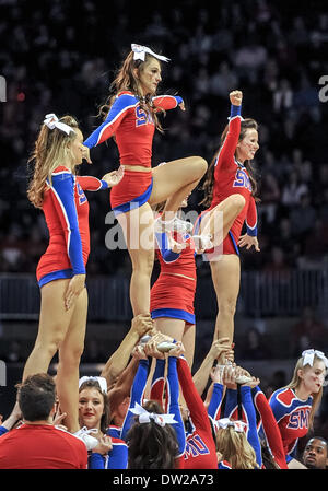 Southern Methodist Mustangs Cheerleader führen bei einer NCAA Männer Basketball-Spiel zwischen den UCONN Huskies und die SMU Mustangs, Samstag, 4. Januar 2014 @ Moody Coliseum in Dallas, Texas. Stockfoto