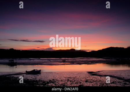 Sonnenuntergang über den rauen Firth von Kippford, ein kleines Küstendorf in Dumfries und Galloway Stockfoto