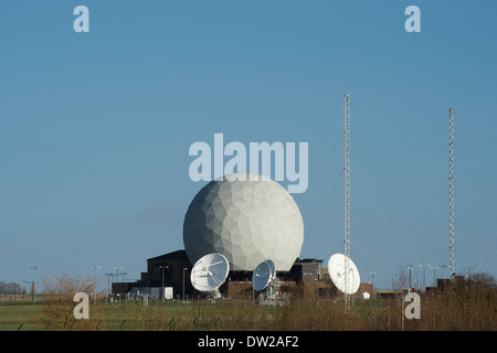 Geodätische Kuppel über Radar Scanner und Satellitenschüsseln an RAF Croughton. Northamptonshire, England Stockfoto