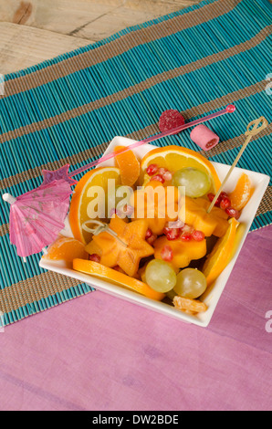 Schale mit Obstsalat schneiden in ausgefallenen Formen, ein Kind-dessert Stockfoto