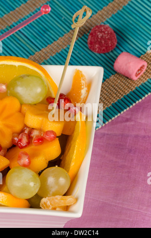 Schale mit Obstsalat schneiden in ausgefallenen Formen, ein Kind-dessert Stockfoto