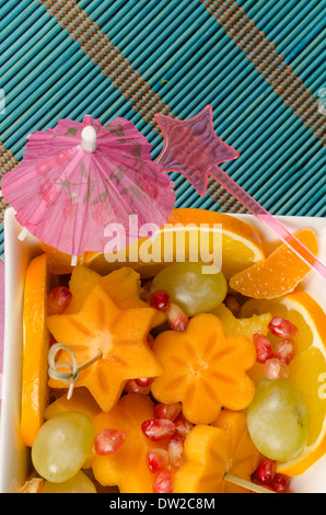 Schale mit Obstsalat schneiden in ausgefallenen Formen, ein Kind-dessert Stockfoto