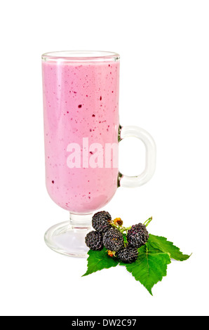Glas-Becher mit einem Milchshake, Beere und grünes Blatt Blackberry isoliert auf weißem Hintergrund Stockfoto