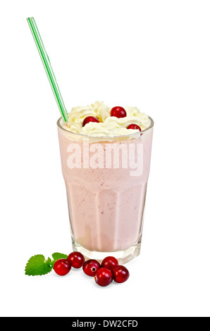 Milchshake mit Preiselbeeren und Schlagsahne in einem Glas, Minze isoliert auf weißem Hintergrund Stockfoto