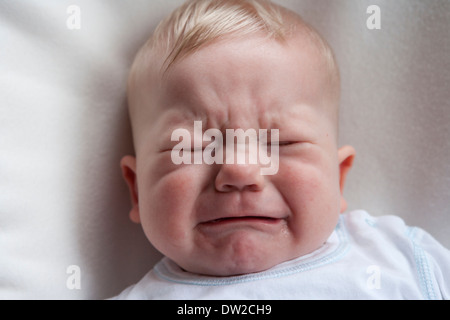 Traurig weinende Baby junge im Bett Stockfoto