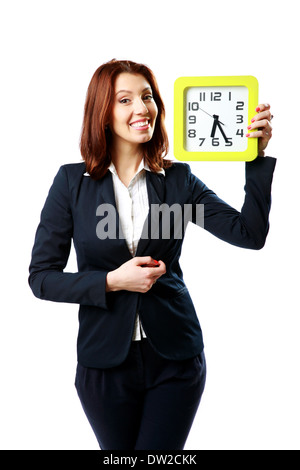 Glücklich Geschäftsfrau hält Wanduhr isoliert auf weißem Hintergrund Stockfoto