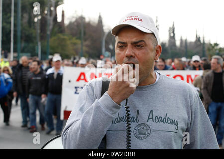 Athen, Griechenland. 26. Februar 2014. Griechischen Hafenarbeiter an einem 24-Stunden-Streik protestieren will Anteile an der Piraeus Port Authority, der größte Hafen des Landes zu verkaufen. Privatisierung Staat gehaltenen Vermögenswerte ist ein wichtiger Bestandteil der Griechenlands internationale Rettungsaktion Vereinbarung, unter denen das Land erhalten hat Milliarden von Dollar in Rettung Kredite aus anderen Ländern der Europäischen Union, die den Euro als Währung verwenden, und den internationalen Währungsfonds. Bildnachweis: Aristidis Vafeiadakis/ZUMAPRESS.com/Alamy Live-Nachrichten Stockfoto