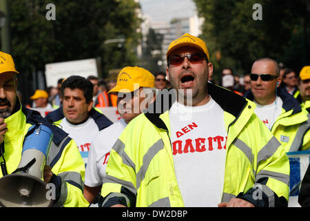 Athen, Griechenland. 26. Februar 2014. Griechischen Hafenarbeiter an einem 24-Stunden-Streik protestieren will Anteile an der Piraeus Port Authority, der größte Hafen des Landes zu verkaufen. Privatisierung Staat gehaltenen Vermögenswerte ist ein wichtiger Bestandteil der Griechenlands internationale Rettungsaktion Vereinbarung, unter denen das Land erhalten hat Milliarden von Dollar in Rettung Kredite aus anderen Ländern der Europäischen Union, die den Euro als Währung verwenden, und den internationalen Währungsfonds. Bildnachweis: Aristidis Vafeiadakis/ZUMAPRESS.com/Alamy Live-Nachrichten Stockfoto