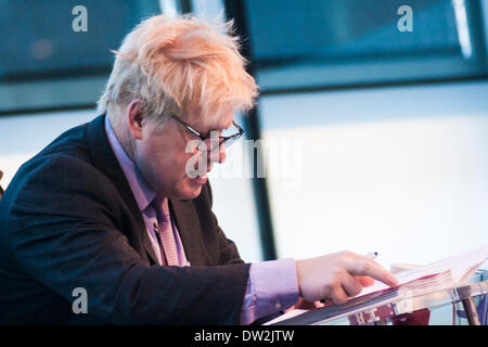 Rathaus, London, 26. Februar 2014. Londoner Bürgermeister Boris Johnson Felder Fragen im Zusammenhang mit der Barclays-geförderten Zyklus mieten Regelung während der London Assembly des Bürgermeisters Fragestunde Credit: Paul Davey/Alamy Live News Stockfoto