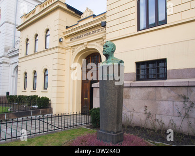 Büste von Alfred Nobel außerhalb des norwegischen Nobel-Instituts, die jedes Jahr in Oslo Norwegen über den Friedenspreis entscheidet Stockfoto