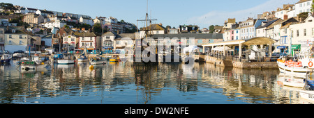 Panorama Brixham Hafen Devon England mit Booten an einem ruhigen Tag mit blauem Himmel Stockfoto