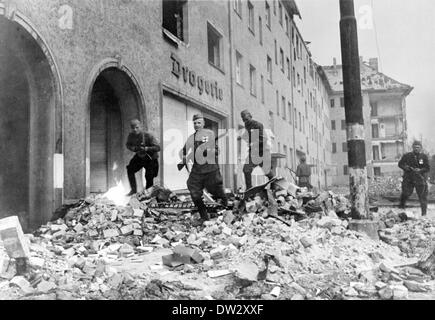 Ende des Krieges in Berlin 1945 - Vormarsch der Roten Armee in den Straßen Berlins, April 1945. Fotoarchiv für Zeitgeschichte - KEIN KABELDIENST Stockfoto