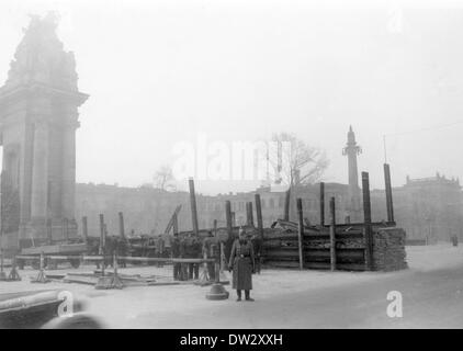 Deutsche Drachenzähne wurden von deutschen Volksturm-Einheiten eingesetzt, um die Stadt gegen die Invasion der Roten Armee am Charlottenburger Tor auf der Ost-West-Achse (heute Straße des 17) zu verteidigen. Juni) in Berlin, April 1945. Fotoarchiv für Zeitgeschichte - KEIN KABELDIENST Stockfoto