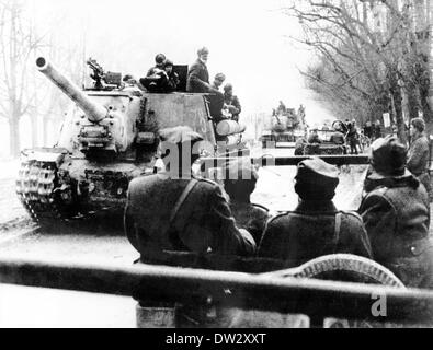 Ende des Krieges in Berlin 1945 - Sowjettruppen (L) und polnische Truppen (R) während des Kampfes um Berlin, April/Mai 1945. Fotoarchiv für Zeitgeschichte - KEIN KABELDIENST Stockfoto