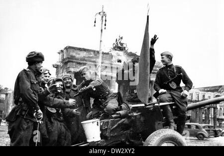 Ende des Krieges in Berlin 1945 - Soldaten der Roten Armee feiern den Sieg vor dem Brandenburger Tor in Berlin am 09. Mai 1945. Fotoarchiv für Zeitgeschichte - KEIN KABELDIENST Stockfoto