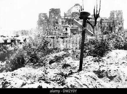 Ende des Krieges in Berlin 1945 - Ein Soldatengrab vor dem Reichstagsgebäude in Berlin. Fotoarchiv für Zeitgeschichte - KEIN KABELDIENST Stockfoto