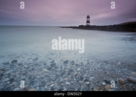 Trwyn Du Leuchtturm in der Nähe von Penmon, Anglesey, North Wales, UK. Stockfoto