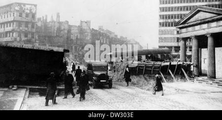 Drachenzähne werden von deutschen Volkssturm-Einheiten eingesetzt, um die Stadt gegen die Invasion der Roten Armee am Potsdamer Platz in Berlin, Deutschland, am 1945. April zu verteidigen. Auf der rechten Seite sehen Sie das Torhaus des Leipziger Tors vor dem Columbus House. Fotoarchiv für Zeitgeschichte - KEIN KABELDIENST Stockfoto