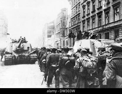 Ende des Krieges in Berlin 1945 - Soldaten der deutschen Streitkräfte (Wehrmacht) werden von der Roten Armee in Berlin in Gefangenschaft gehalten. Fotoarchiv für Zeitgeschichte - KEIN KABELDIENST Stockfoto